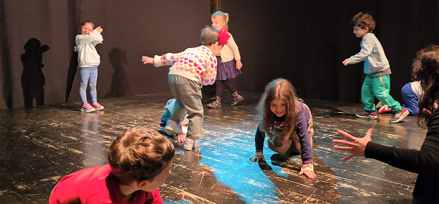 Bambini sul palco scenico - Laboratorio teatrale 4-6 anni
